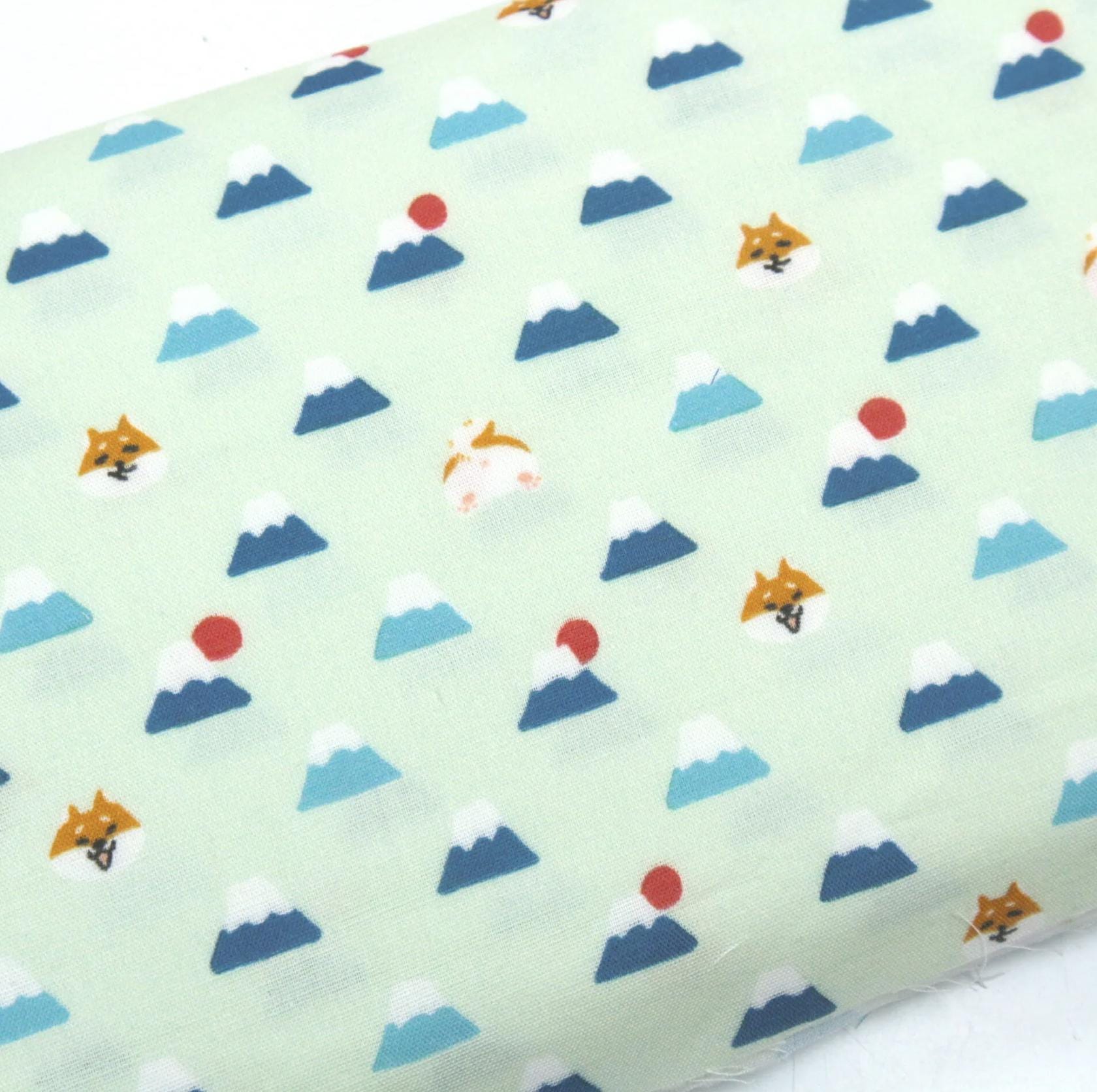 tissu double gaze coton japonais, japanese double gauze cotton fabric, japanischer doppelgaze baumwollstoff, tissu mont fuji, stoff mit berg fuji motiv, tela monte fuji, tissu motif shiba inu, stoff mit shiba inu motiv, tela estampado de shiba inu, tissu japonais doux, weicher japanischer stoff, tela japonesa suave, tissu motif soleil rouge, stoff mit roter sonne muster, tela con estampado de sol rojo